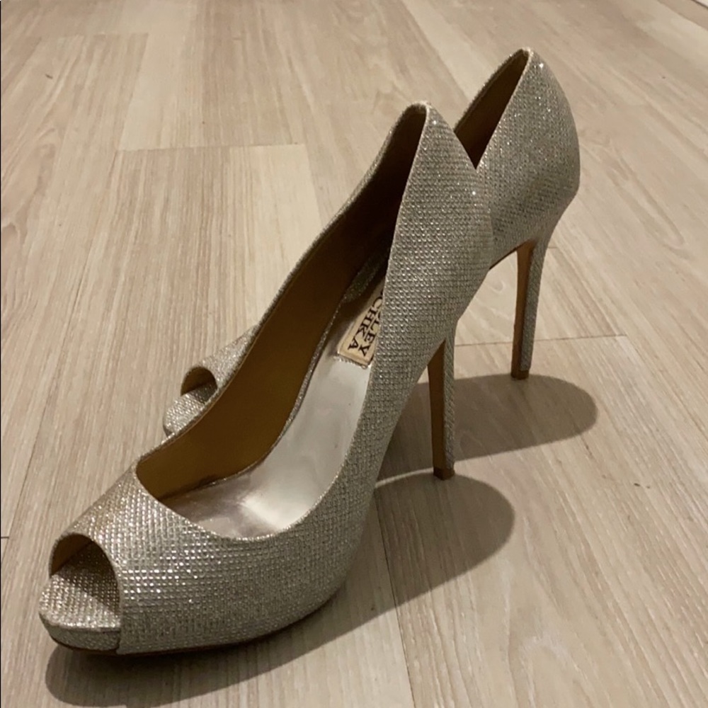 Badgley Mischka Silver Peep Toe-Pumps